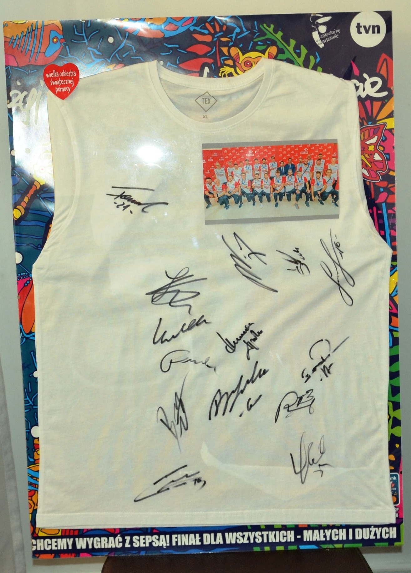 Koszulka z podpisami wicemistrzów świata w piłce siatkowej mężczyzn  z 2020 roku. Darczyńca p. Aneta Nowacka.
Cena minimalna - 500zł