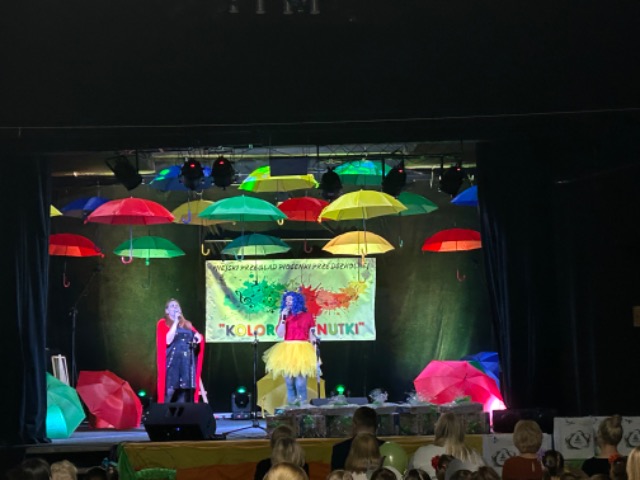 Nasze Przedszkolaki dziś wzięły udział w  Festiwalu Piosenki Przedszkolnej 🎵🎶🎵🎶”Kolorowe Nutki” 🎶🎵🎶🎵, który odbył się w Grodźcu tegorocznym tematem był Kolorowy Świat🩷🌏 - Obrazek 5