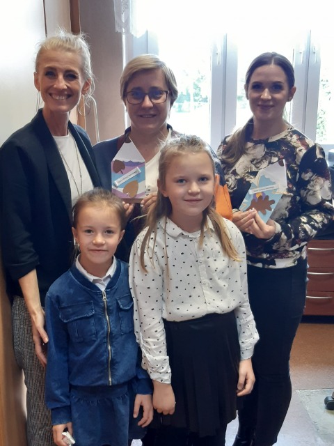 Wicedyrektor szkoły Joanna Szyszkowska-Solisz, dyrektor Agnieszka Pella, sekretarka Marta Dombrowa obdarowane kartką z życzeniami przez Klaudięi Kingę.