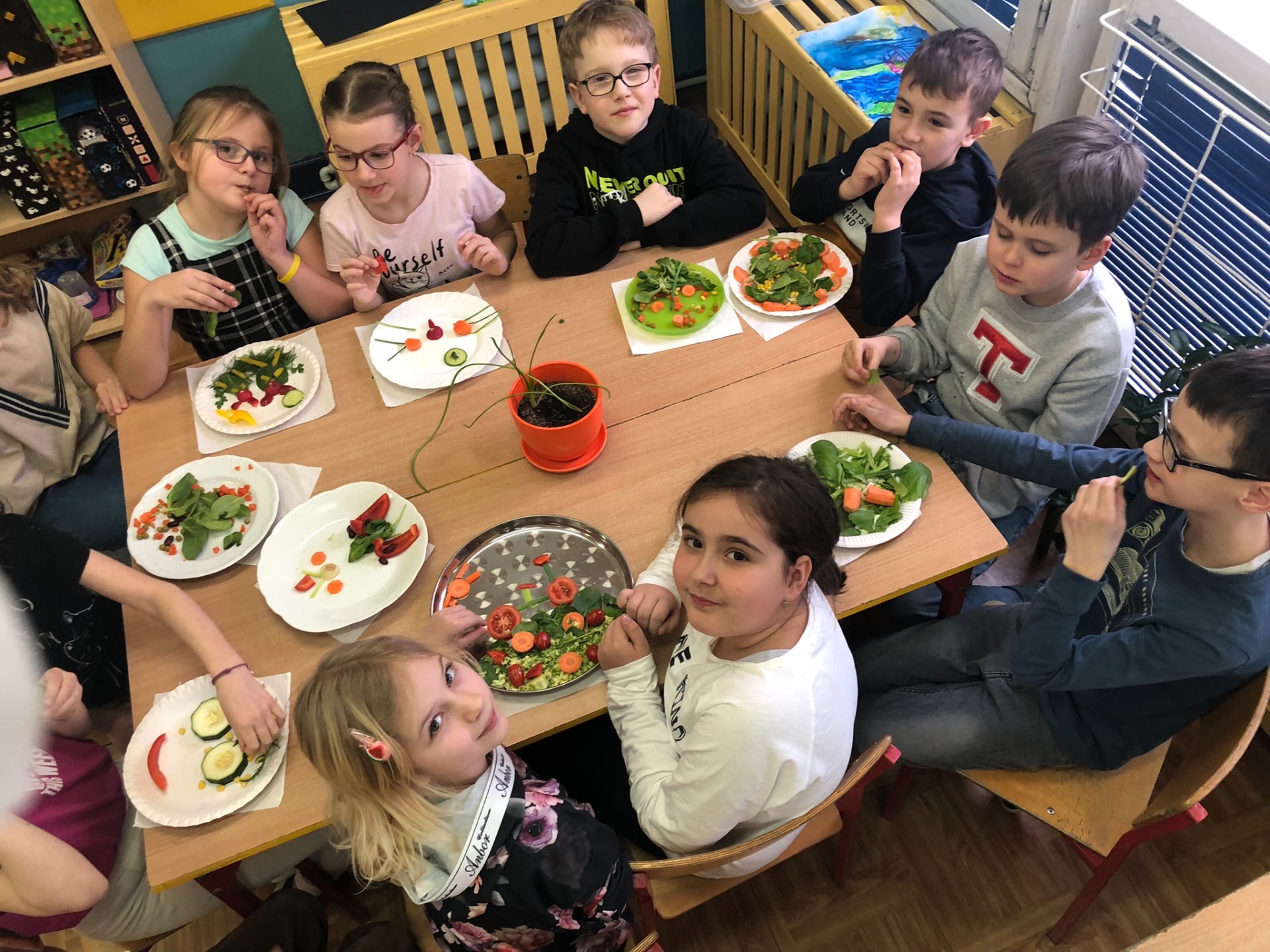Dzieci jedzą kolorowe warzywa