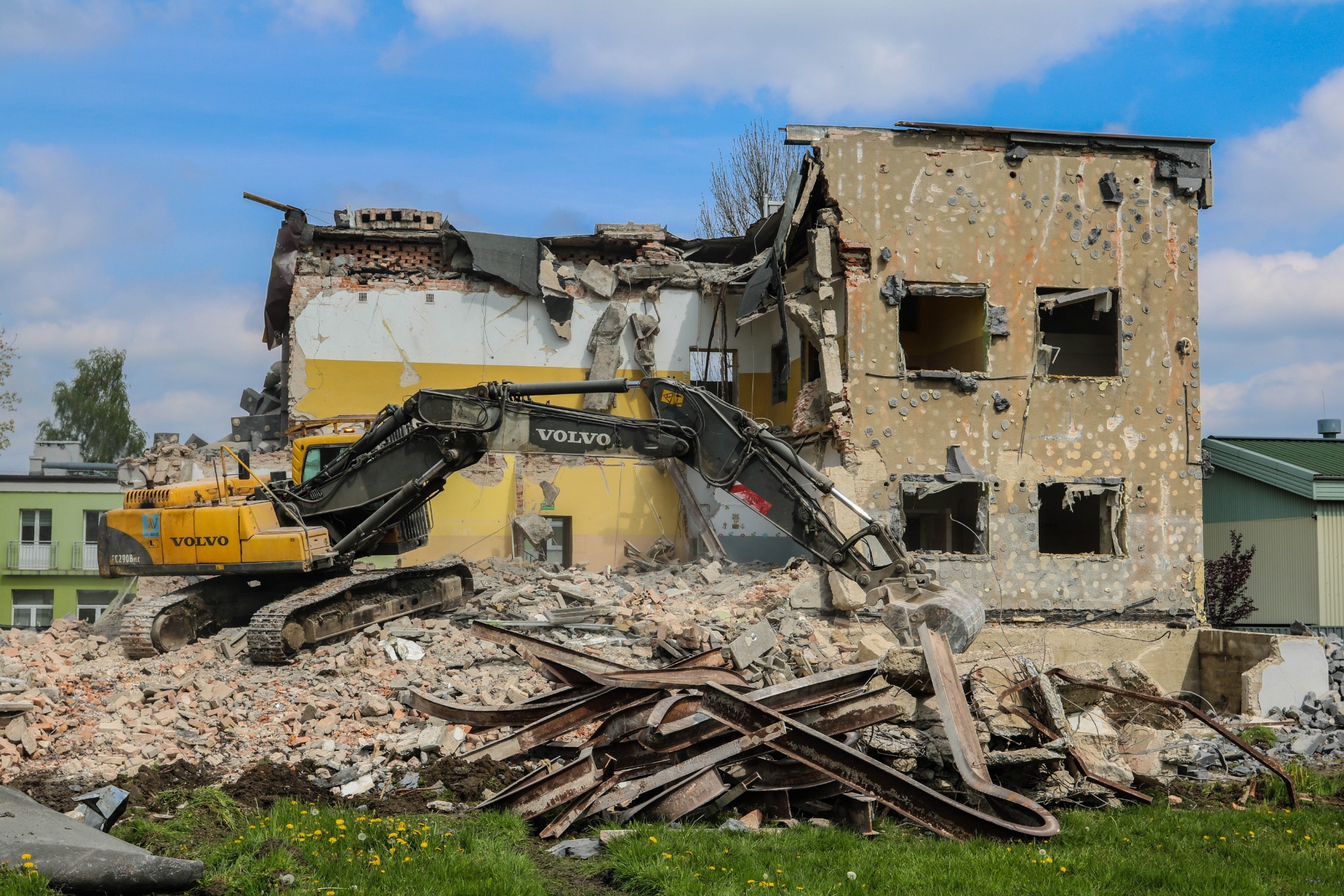 Trwa wyburzanie budynku przedszkola... - Obrazek 6