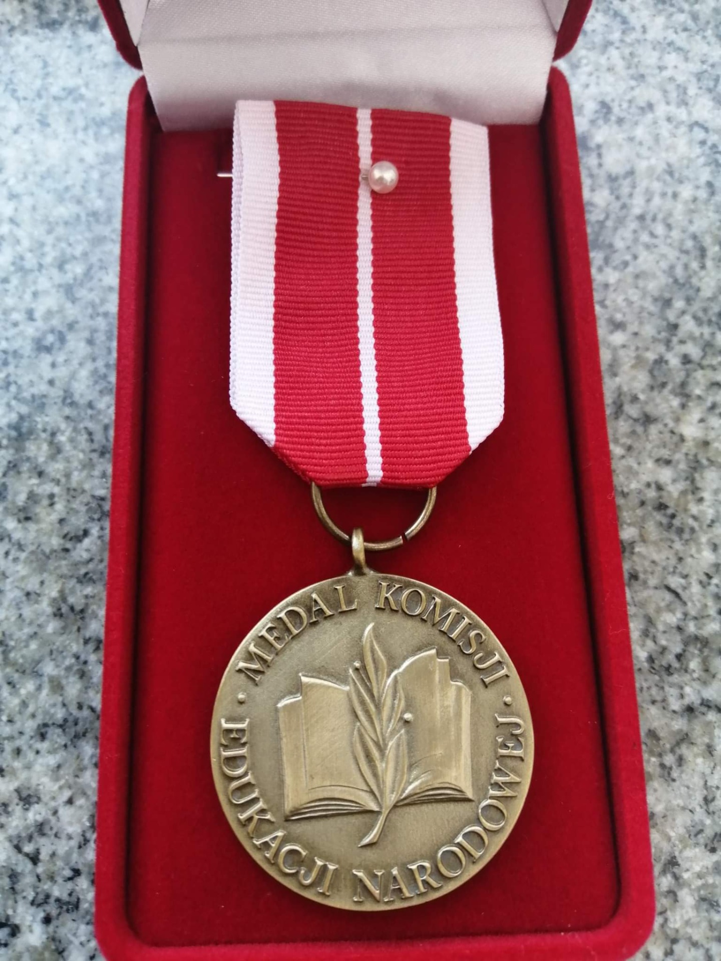Medal Komisji Edukacji Narodowej dla Pani Dyrektor Anny Grzywacz - Obrazek 1