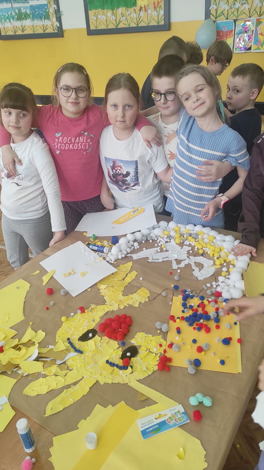 Dzieci wykonują wydzierankę z papieru