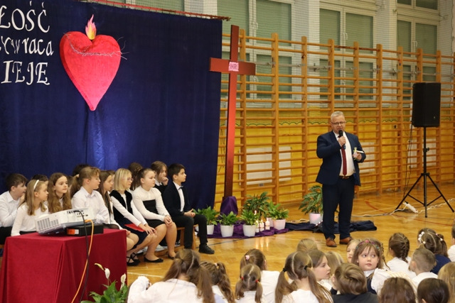 Dyrektor Publicznej Szkoły Podstawowej imienia świętego Jana Pawła drugiego w Iwkowej przekazuje życzenia świąteczne.