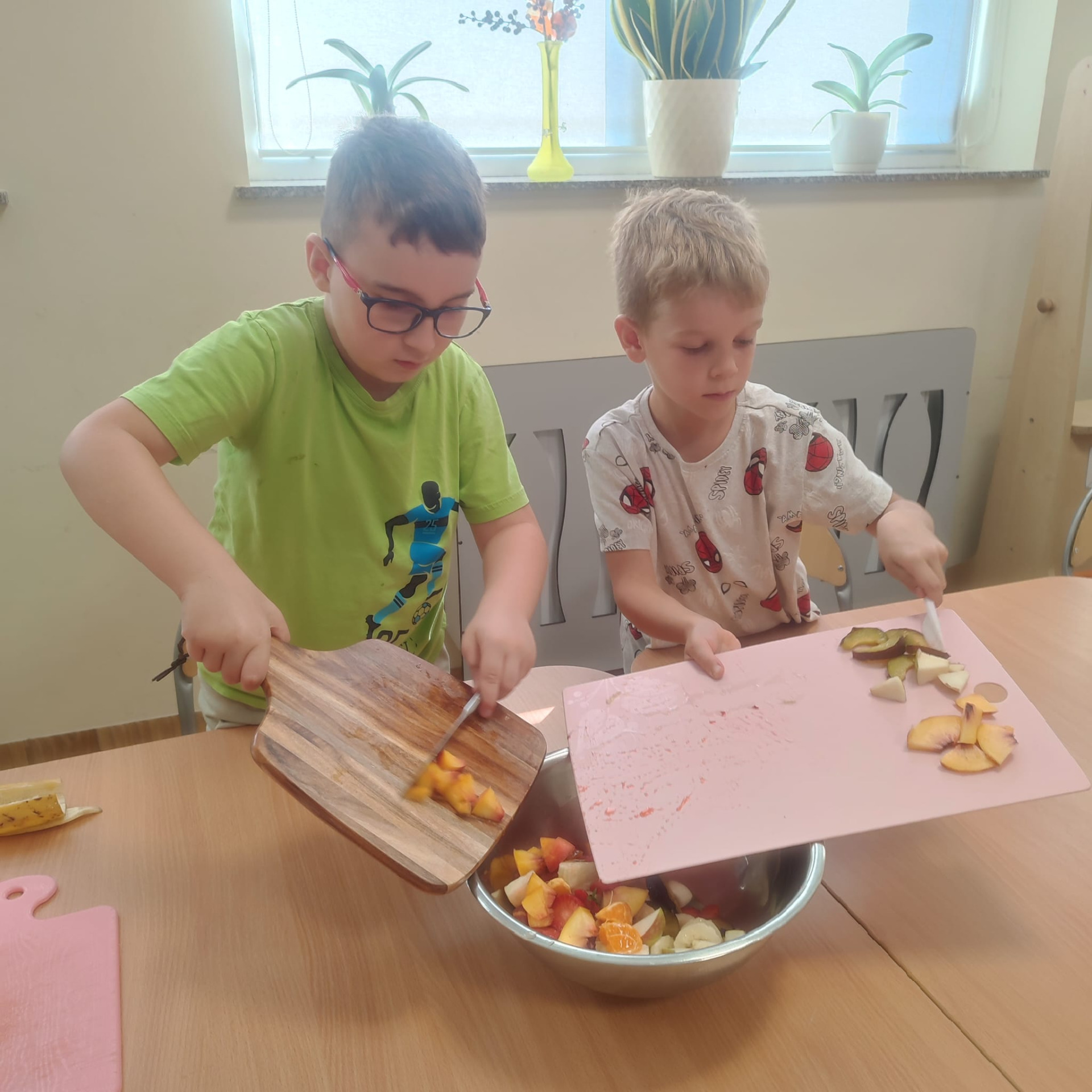 Przygotowanie sałatki owocowej przez dzieci z grupy BIEDRONKI - Obrazek 4