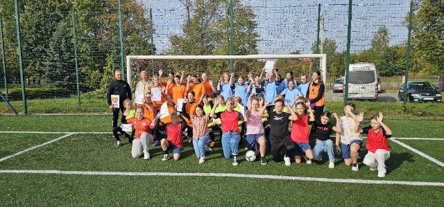 Powiatowe Igrzyska Młodzieży w Piłce Nożnej Dziewcząt - Obrazek 1