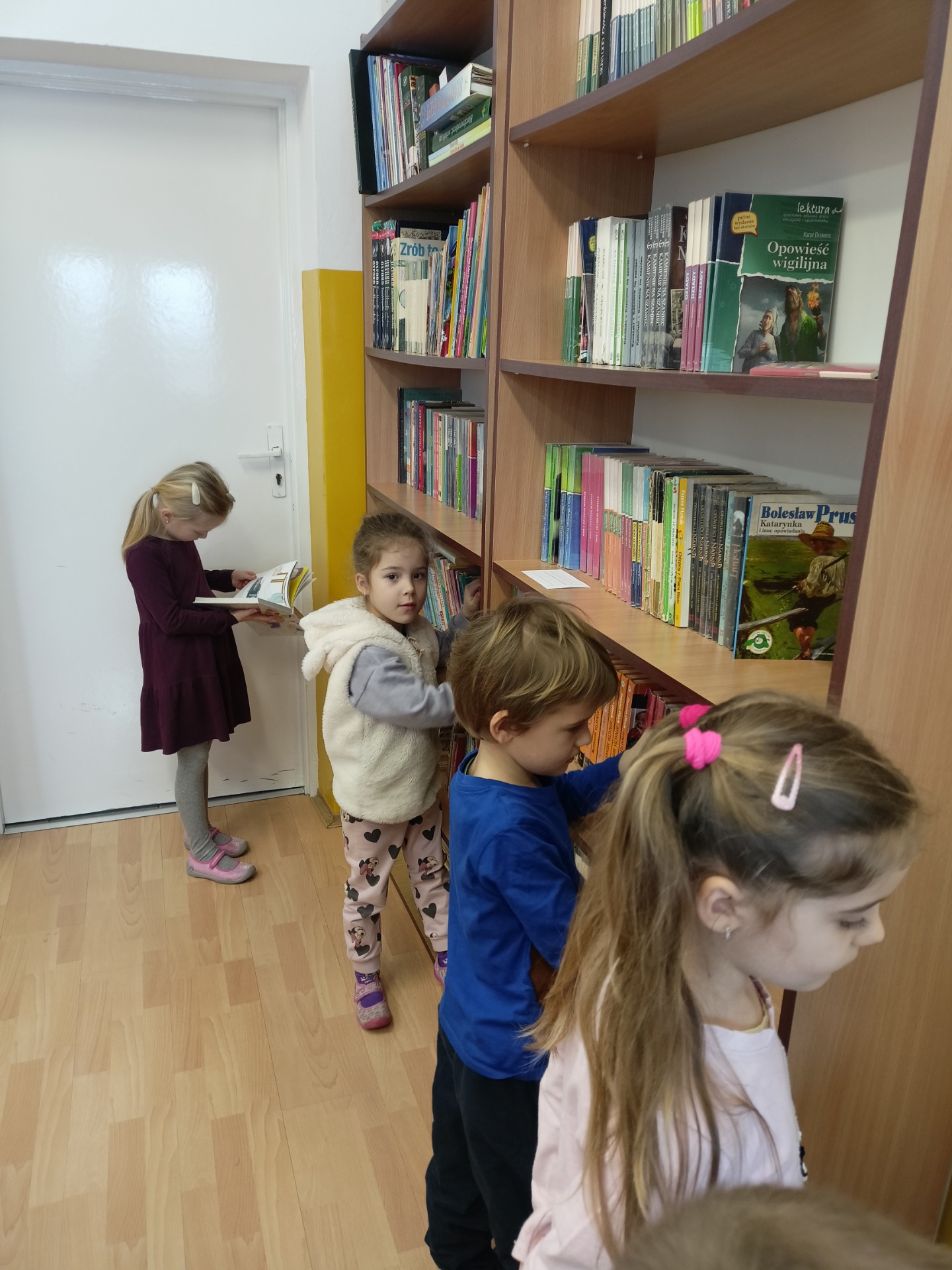 Pierwsza wizyta przedszkolaków w bibliotece szkolnej - Obrazek 5