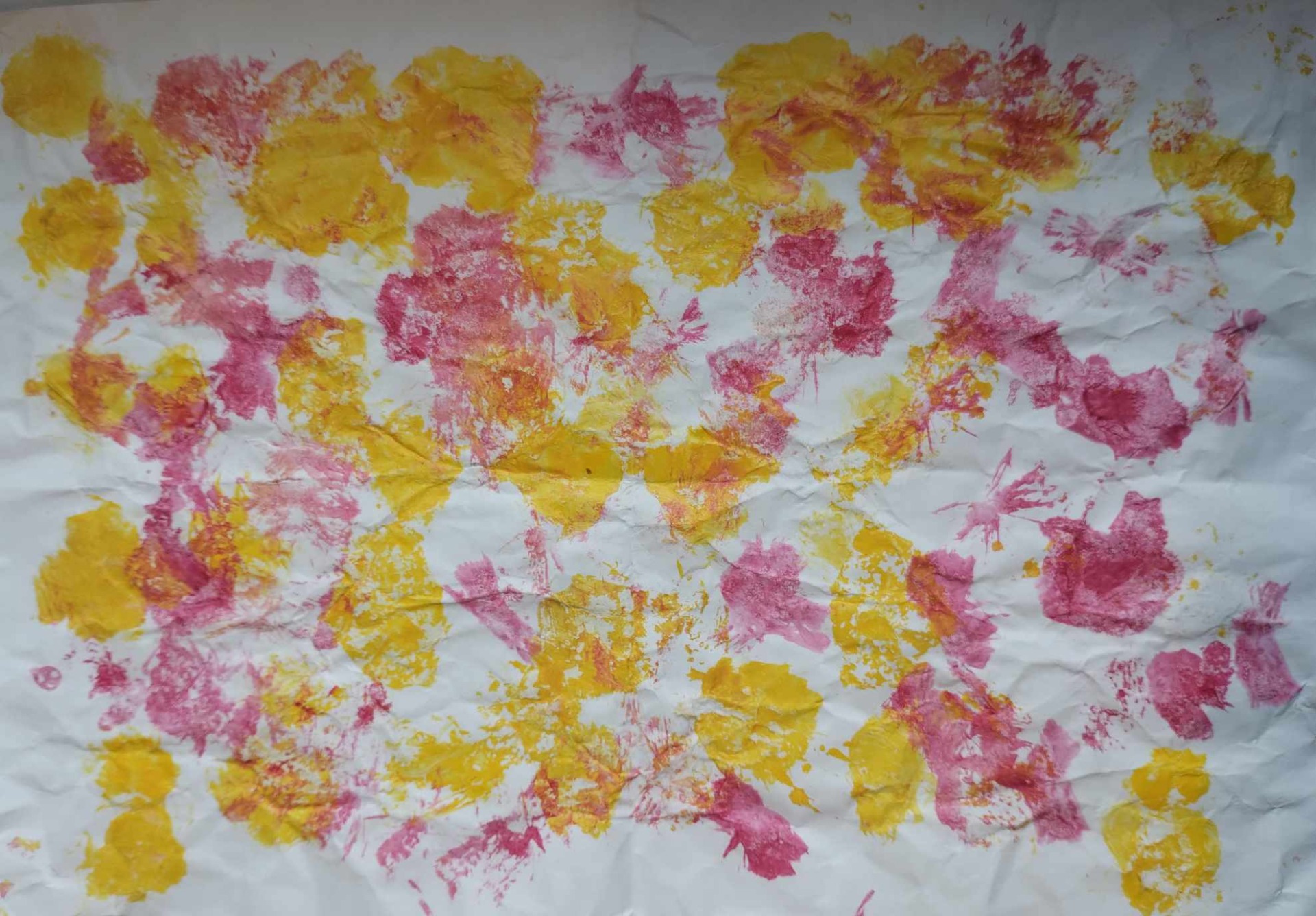 Obrazek przedstawia kolorowe plamy: kolory na kartce: różowy i żółty