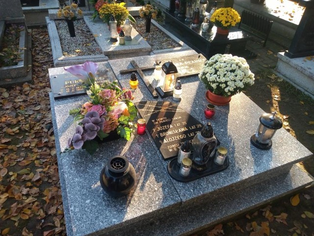 Klasy czwarte odwiedziły grób rodzinny J. Pukowca - Obrazek 3