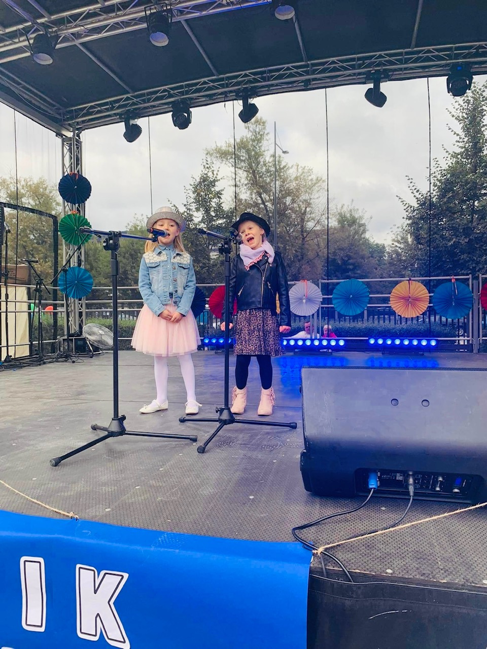 Anielka i Lila pięknie reprezentowały nasze przedszkole w konkursie wokalnym "Mała scena-wielki głos". Jest nam bardzo miło poinformować, że dziewczynki zajęły II miejsce ☺️ - Obrazek 3