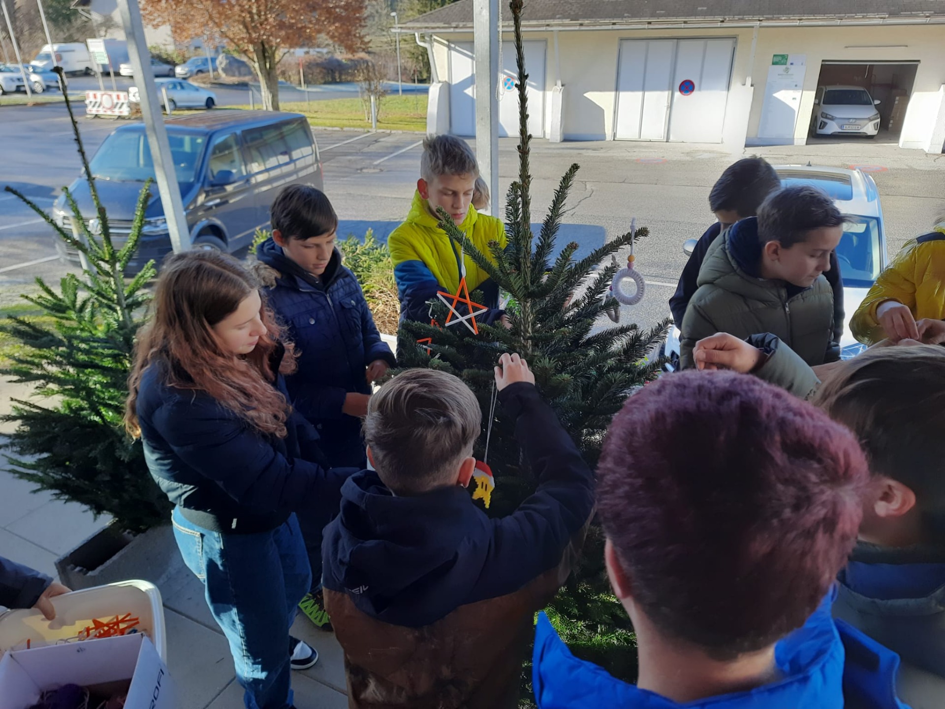 Auch heuer durfte unsere Schule einen Weihnachtsbaum der Gemeinde, welcher für einen guten Zweck am Weihnachtsmarkt versteigert wird, mit selbstgebasteltem Schmuck gestalten. - Bild 2