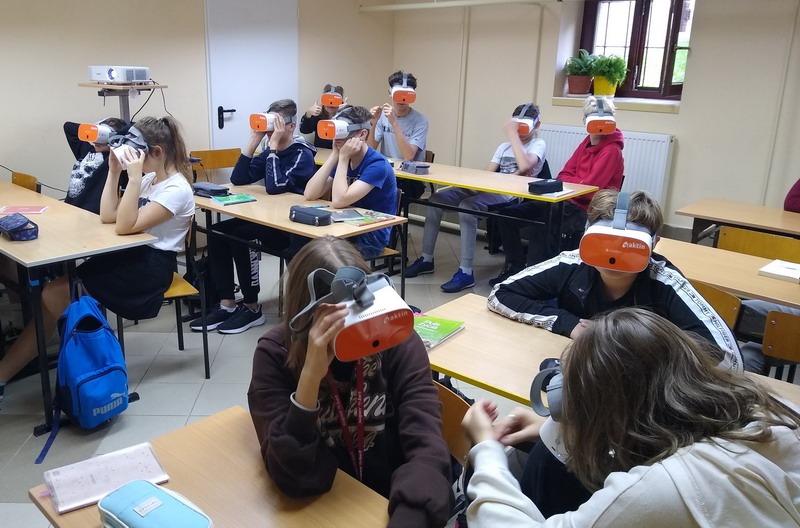 Uczniowie klasy 8 w okularach VR poznają strukturę DNA. 