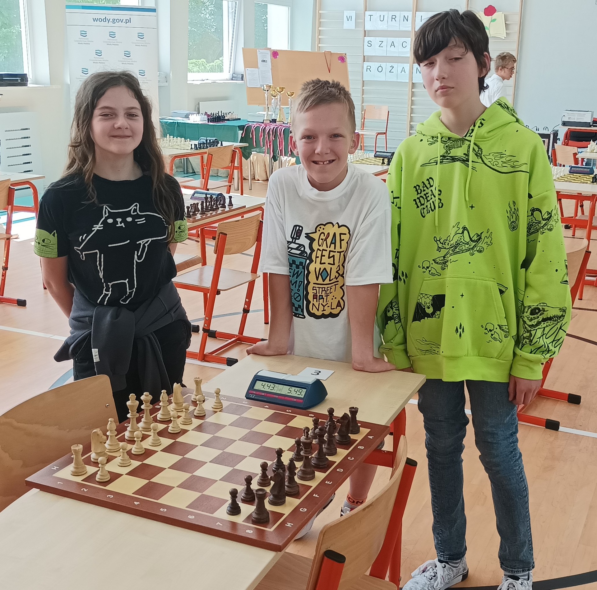 Uczniowie przy szachownicy 