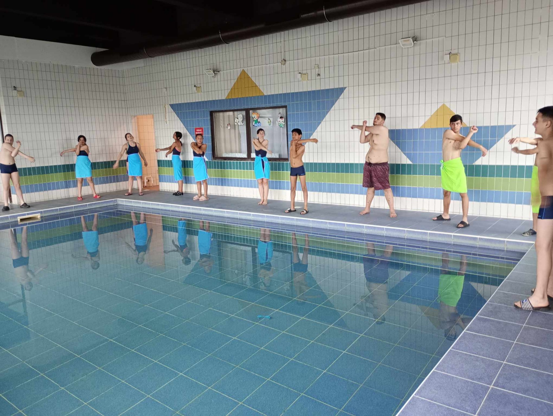 Žiaci II. stupňa vymenili na týždeň školské lavice za bazén v mestskej plavárni - Obrázok 2