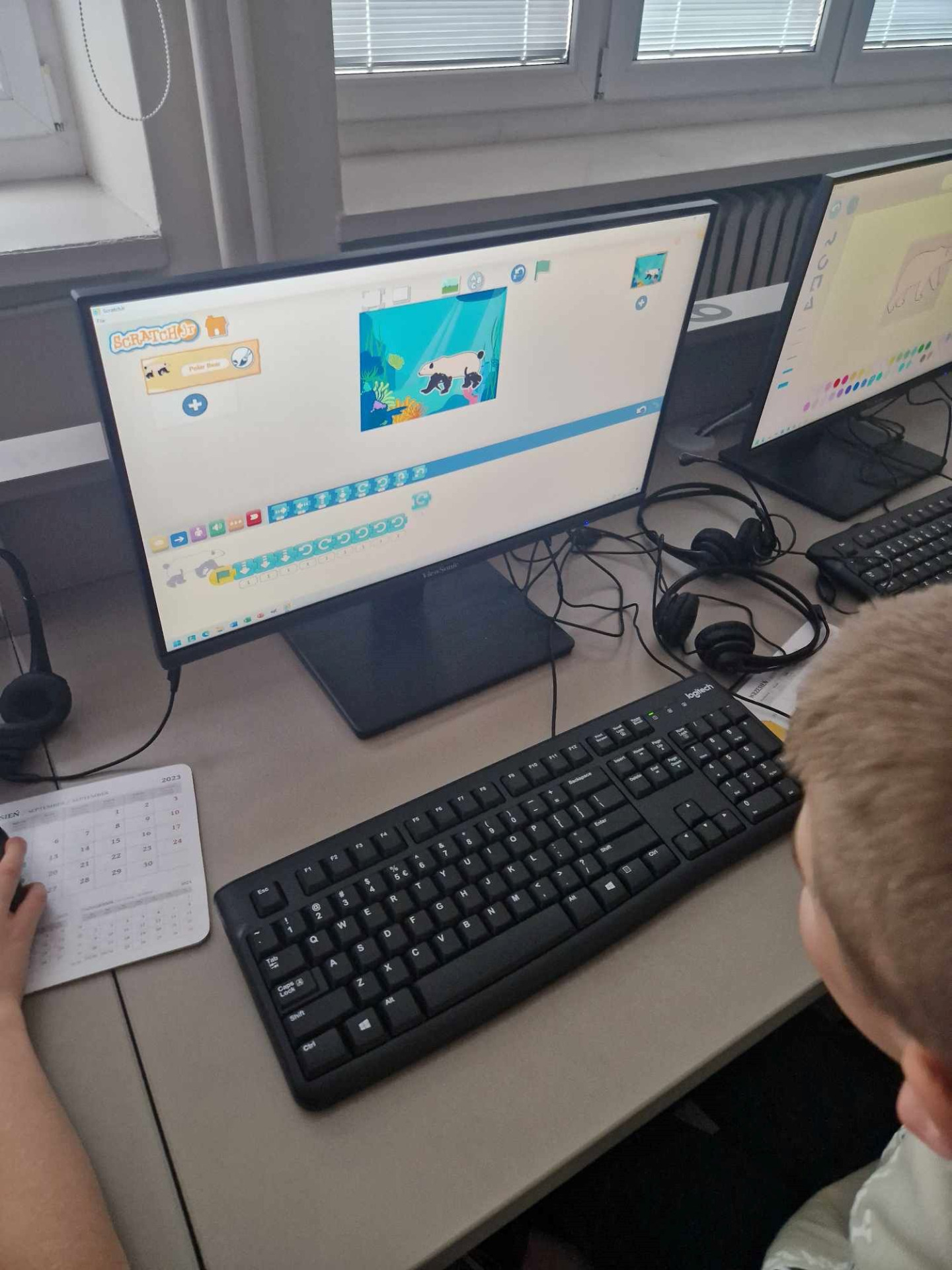 Uczeń podczas pracy z komputerem