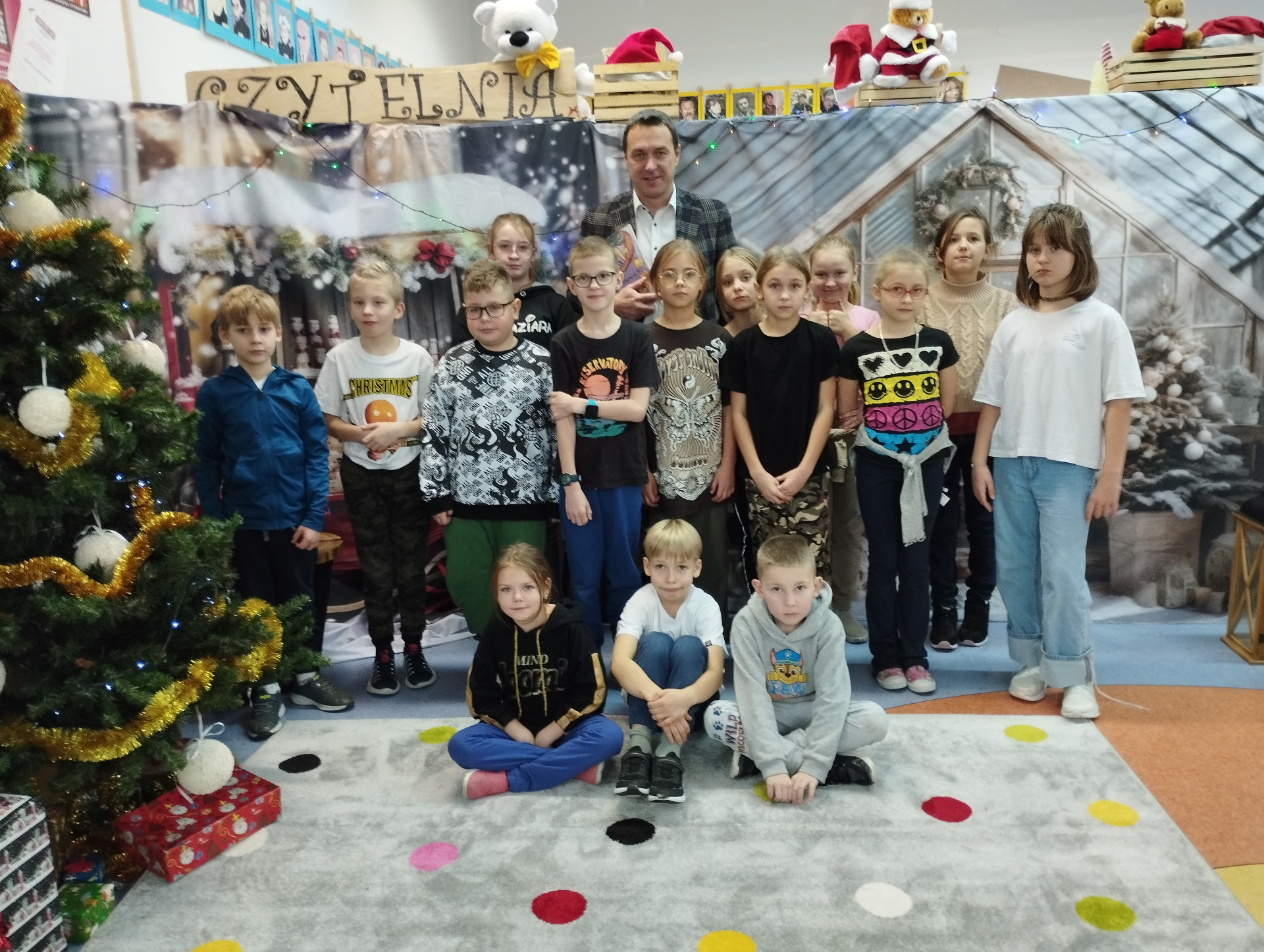 Zdjęcie grupowe uczniów klasy 3 a z Burmistrzem Tychowa