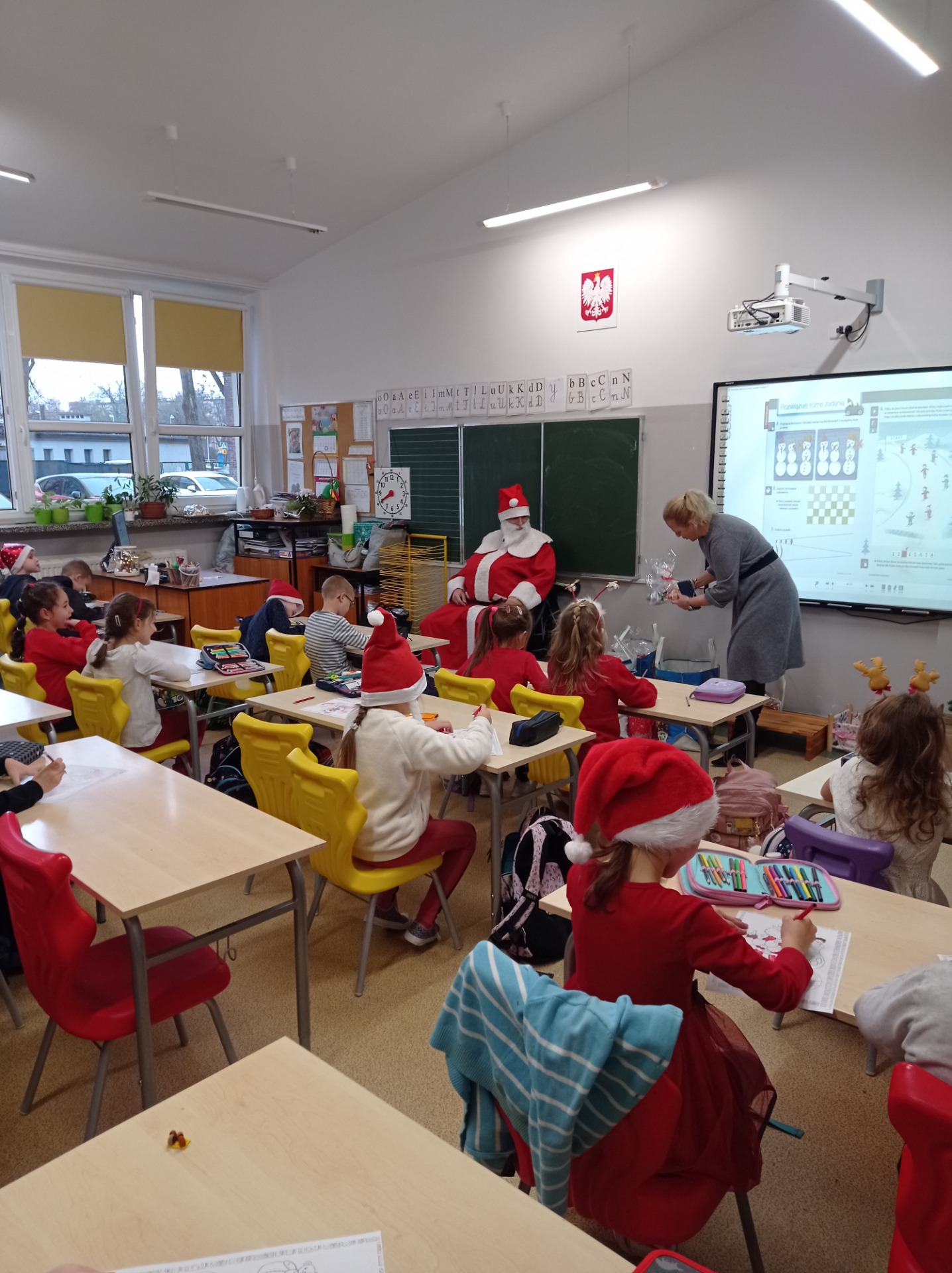Dzieci i Mikołaj w klasie