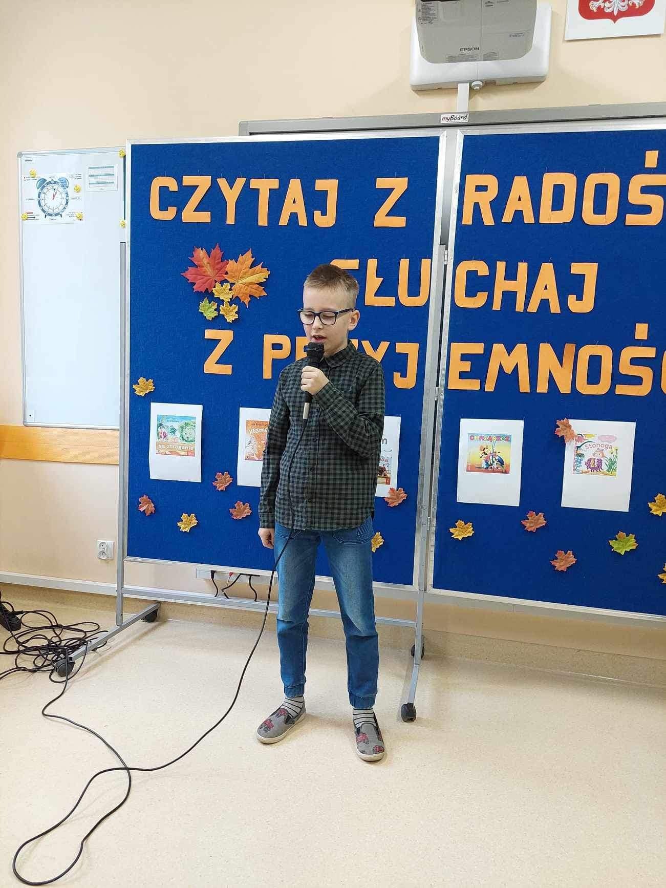 Krystian z klasy 4 SPL recytujący wiersz Wandy Chotomskiej pt. "Staszek".