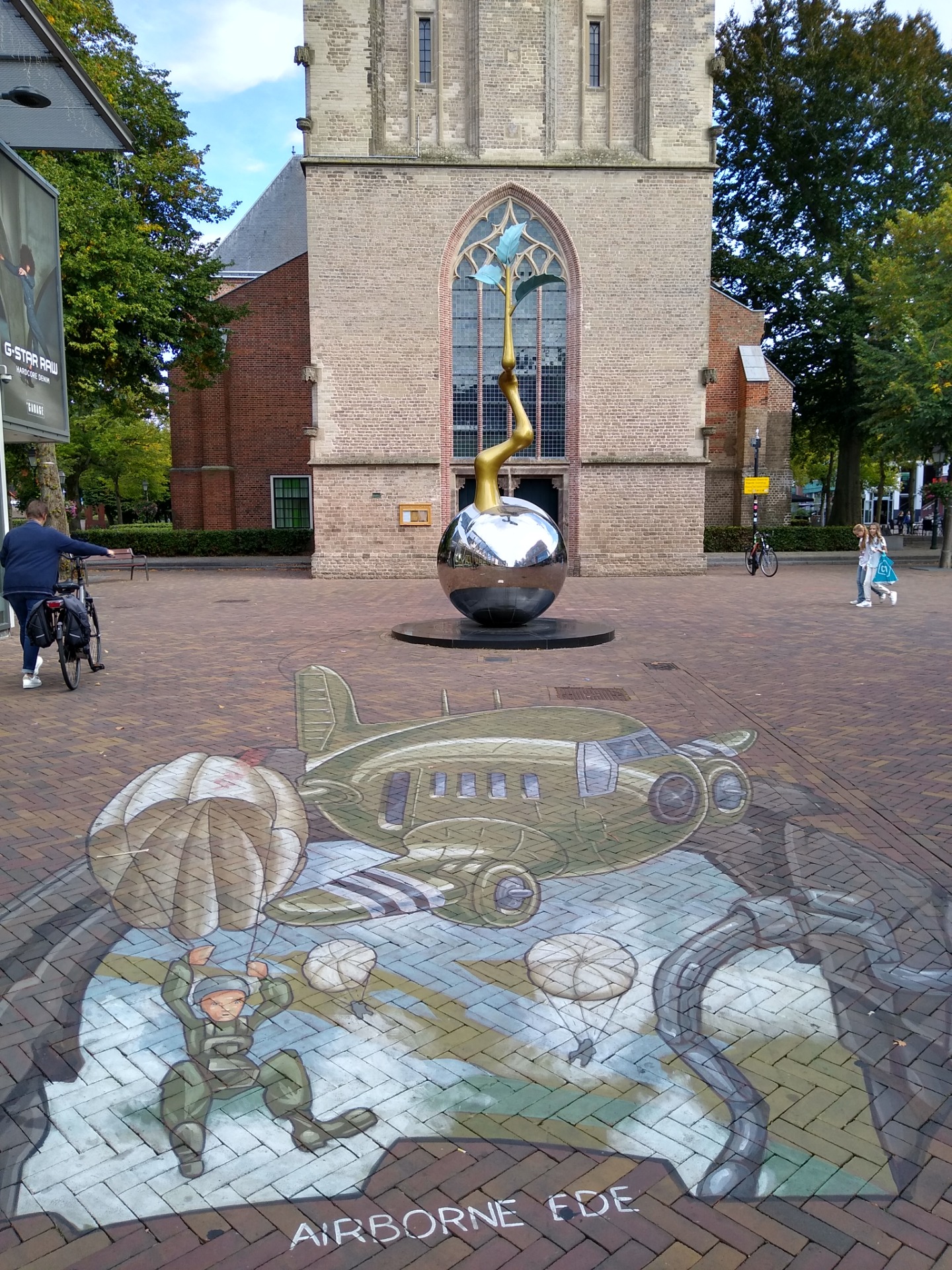 Straßenkunst im Zentrum von Ede anlässlich der Gedenkveranstaltung „Airborne“