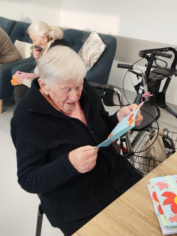 Starsza kobieta czyta kartkę
