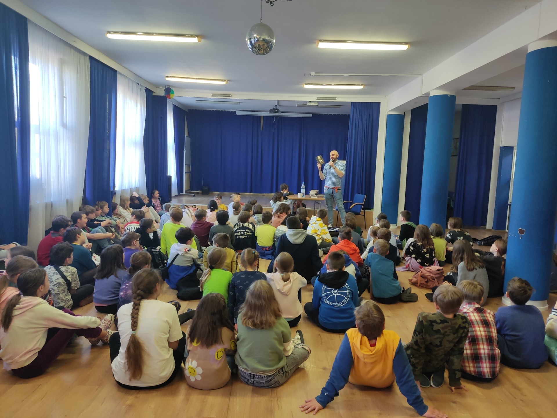 Uczniowie Sp133 podczas spotkania z Marcinem Sczygielskim.