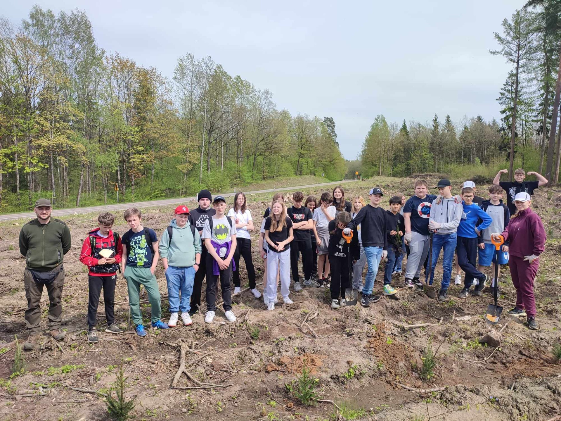 Uczniowie SP Nr 2 im. M. Kopernika w Olecku  w akcji sadzenia lasu w ramach szkolnych obchodów Międzynarodowego Dnia Ziemi