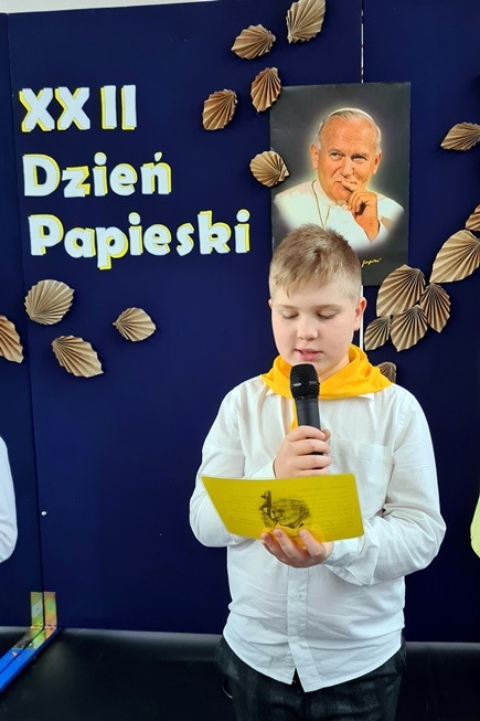 19 października w naszej szkole odbył się uroczysty apel z okazji 22 Dnia Papieskiego. - Obrazek 4