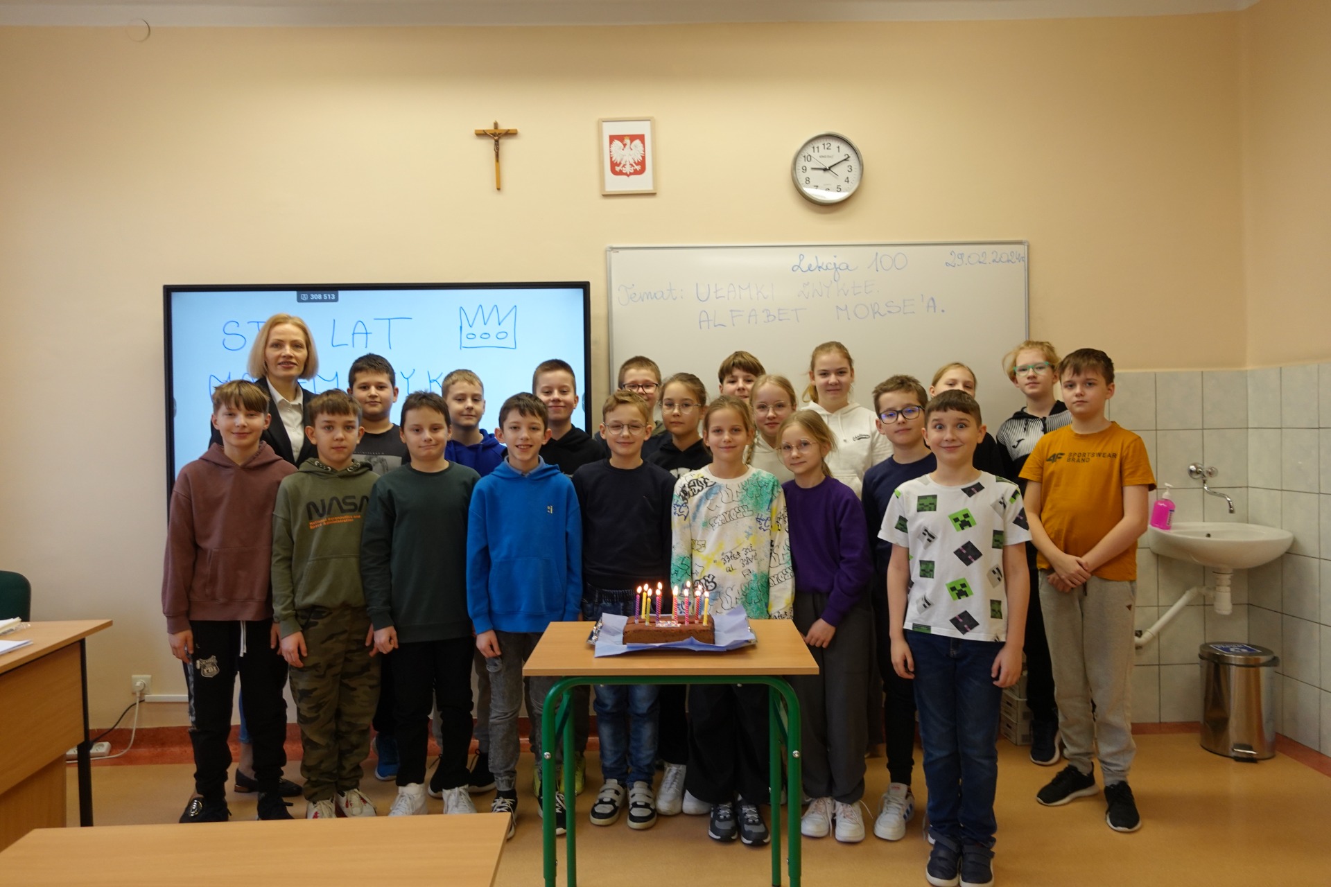 Uczniowei klasy 4a Szkoły Podstawowej Nr 2 im. Mikołaja Kopernika w Olecku świętują 100. lekcję matematyki 