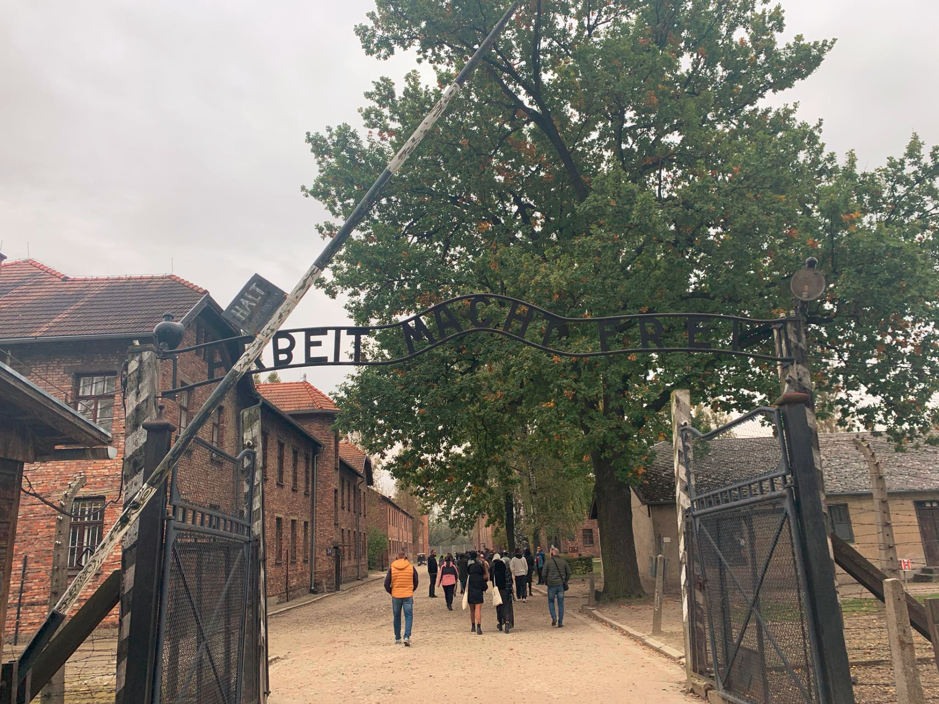 Fotorelacja z wycieczki klas 8 do Miejsca Pamięci i Muzeum Auschwitz-Birkenau oraz Wadowic - Obrazek 2