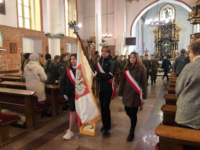 Sztandar naszej szkoły uczestniczył we mszy za ofiary zbrodni katyńskiej w kościele św. Bartłomieja w Pasłęku.