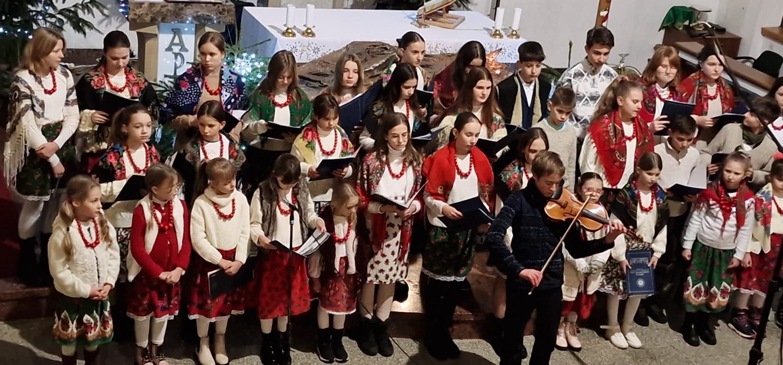 Koncert kolęd i pastorałek w wykonaniu chóru szkolnego "Libro di muzica" orazuczniów klas 4-7. - Obrazek 4