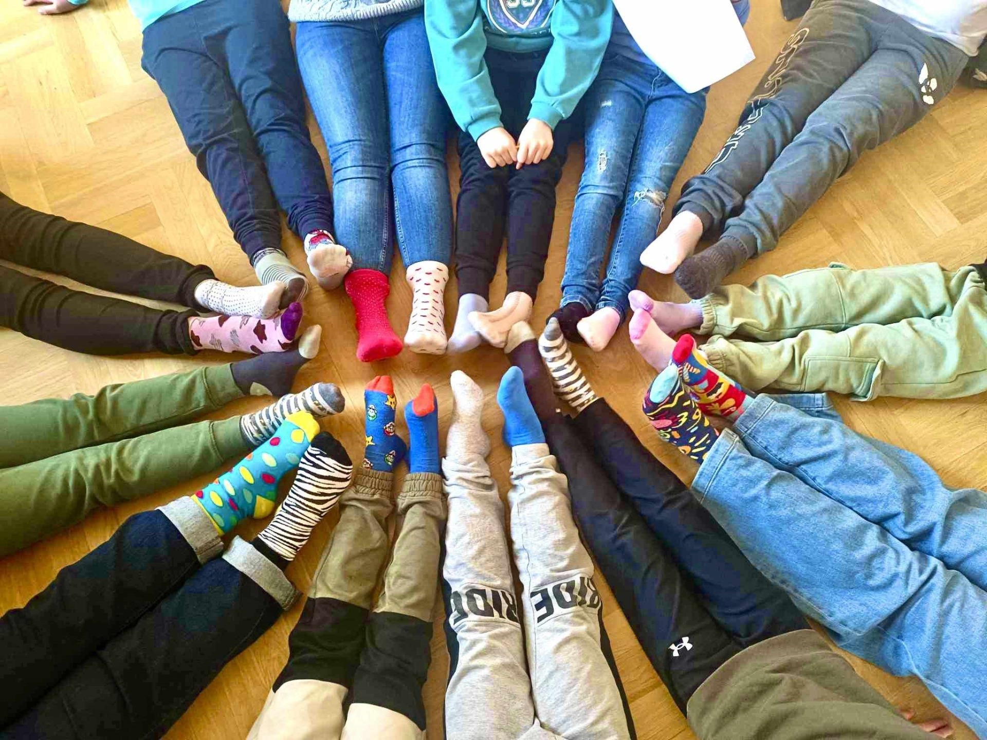 Nogi uczniów z kolorowymi skarpetkami