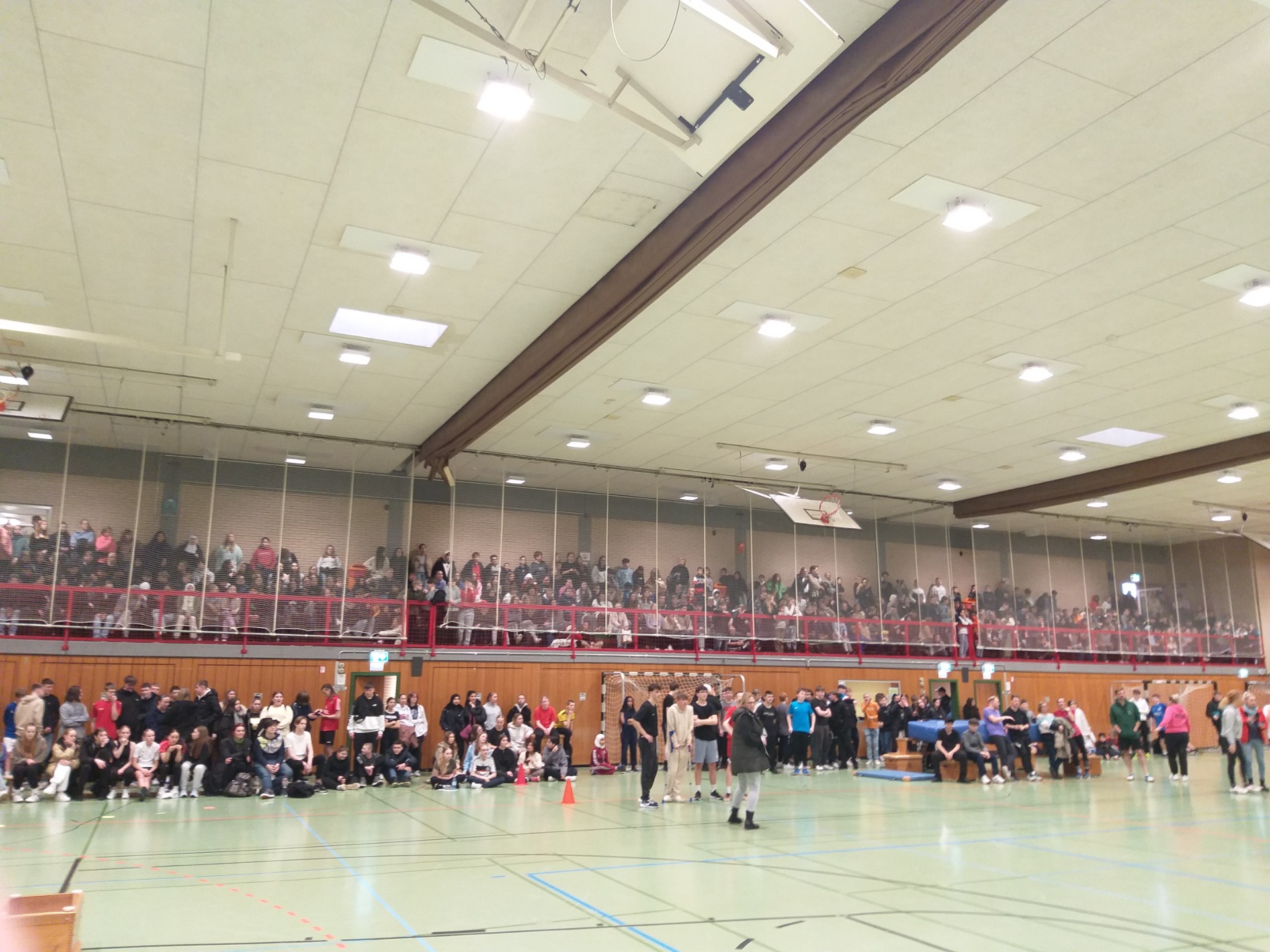 Zum Jahresabschluss bebte der Hallenboden - Brennballturnier an der Martinus-Oberschule - Bild 1