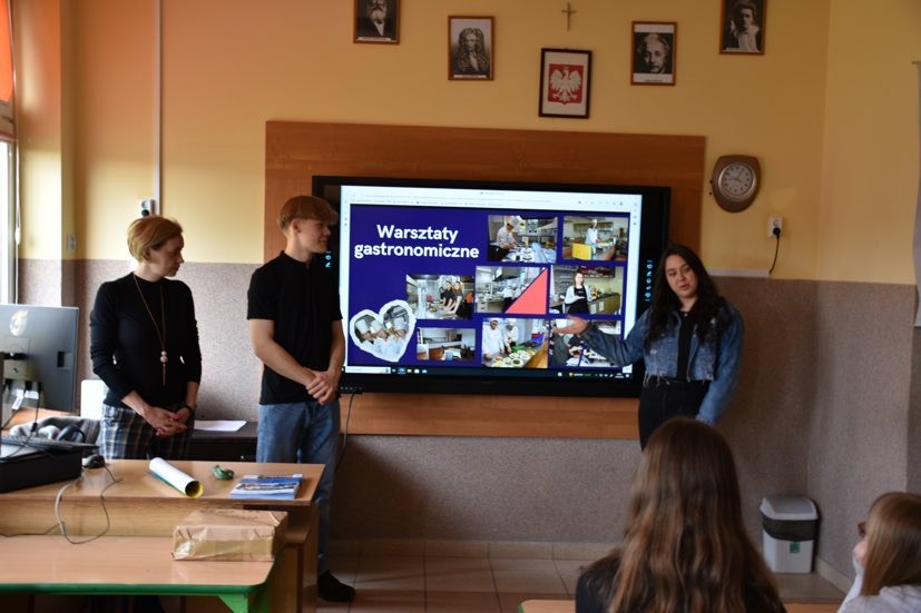 Przedstawiciele ZS CKR w Starym Lubiejewie stoją przy monitorze interaktywnym i przedstawiają ofertę edukacyjną szkoły