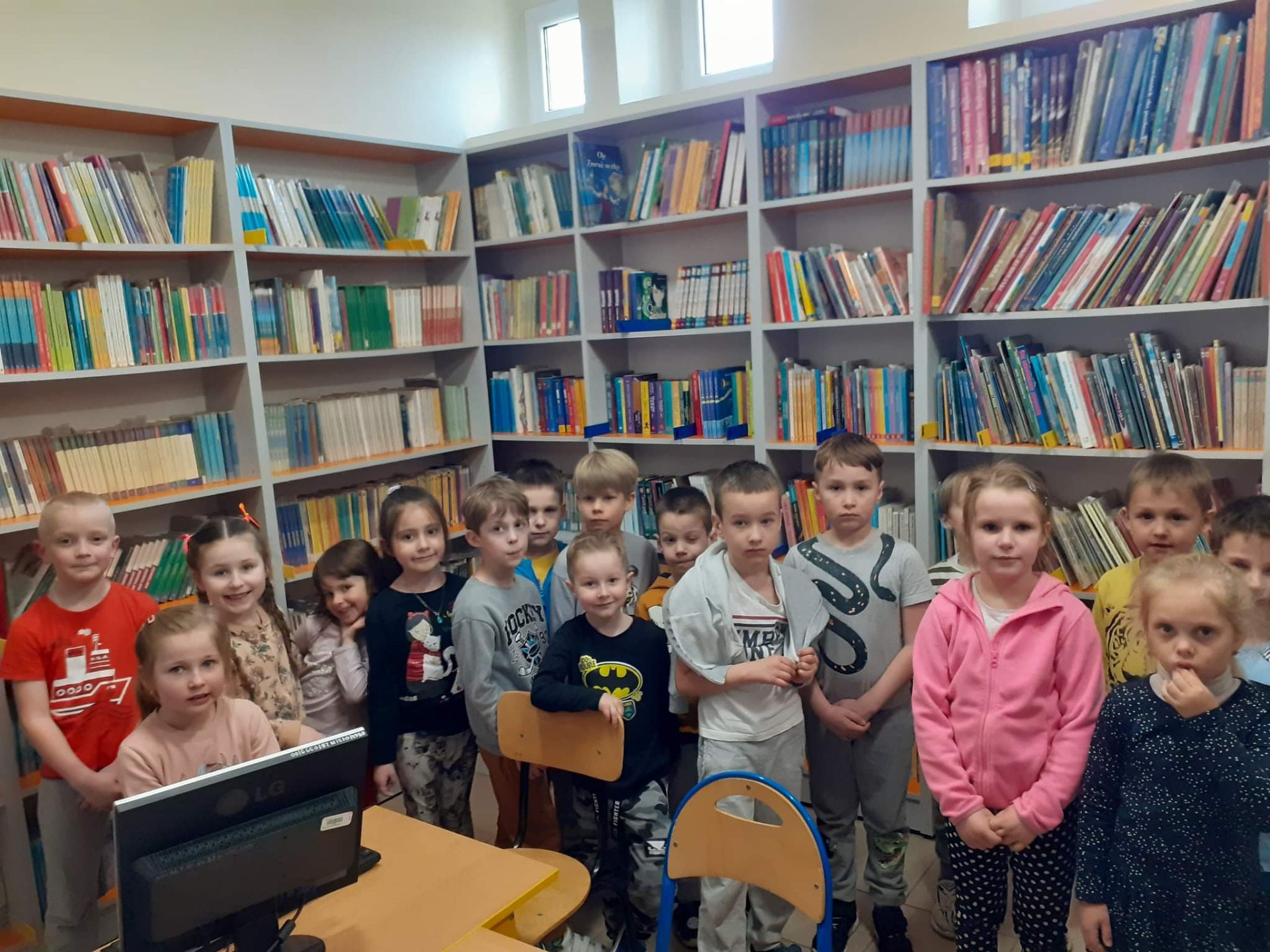 Tropiciele odwiedzili bibliotekę szkolna i wypożyczyli książki do swojego "Kącika Mola czytelniczego"😊🌷 - Obrazek 1