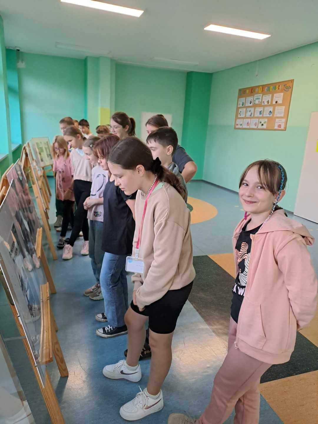 Uczniowie klasy 6B oglądają wystawę poświęconą Rotmistrzowi Witoldowi Pileckiemu.