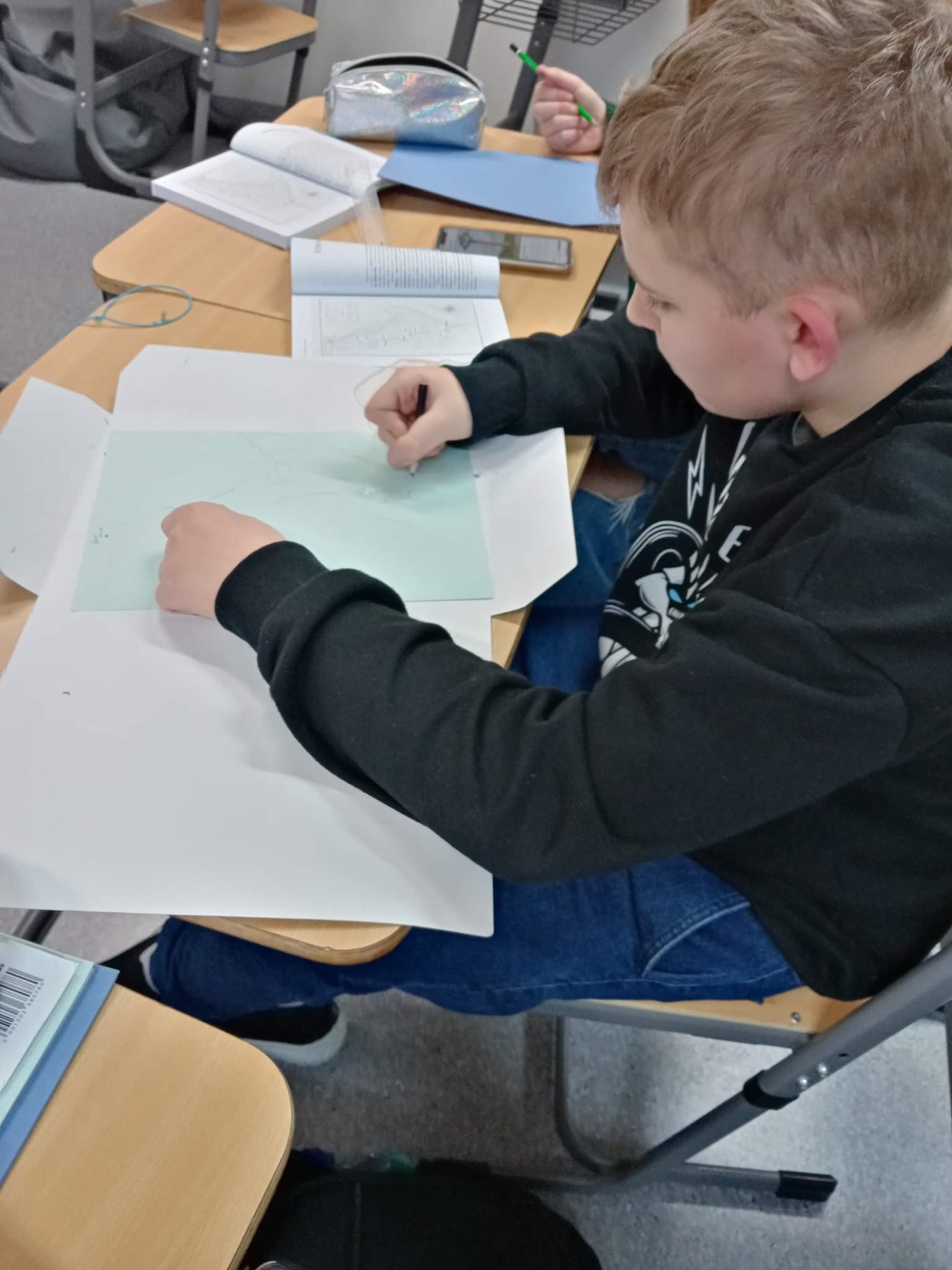 Klasa 6 opanowuje trudną sztukę pracy grupowej, przygotowując lapbooki na temat lektury pt. "W pustyni i w puszczy".  👏👏👏 - Obrazek 5