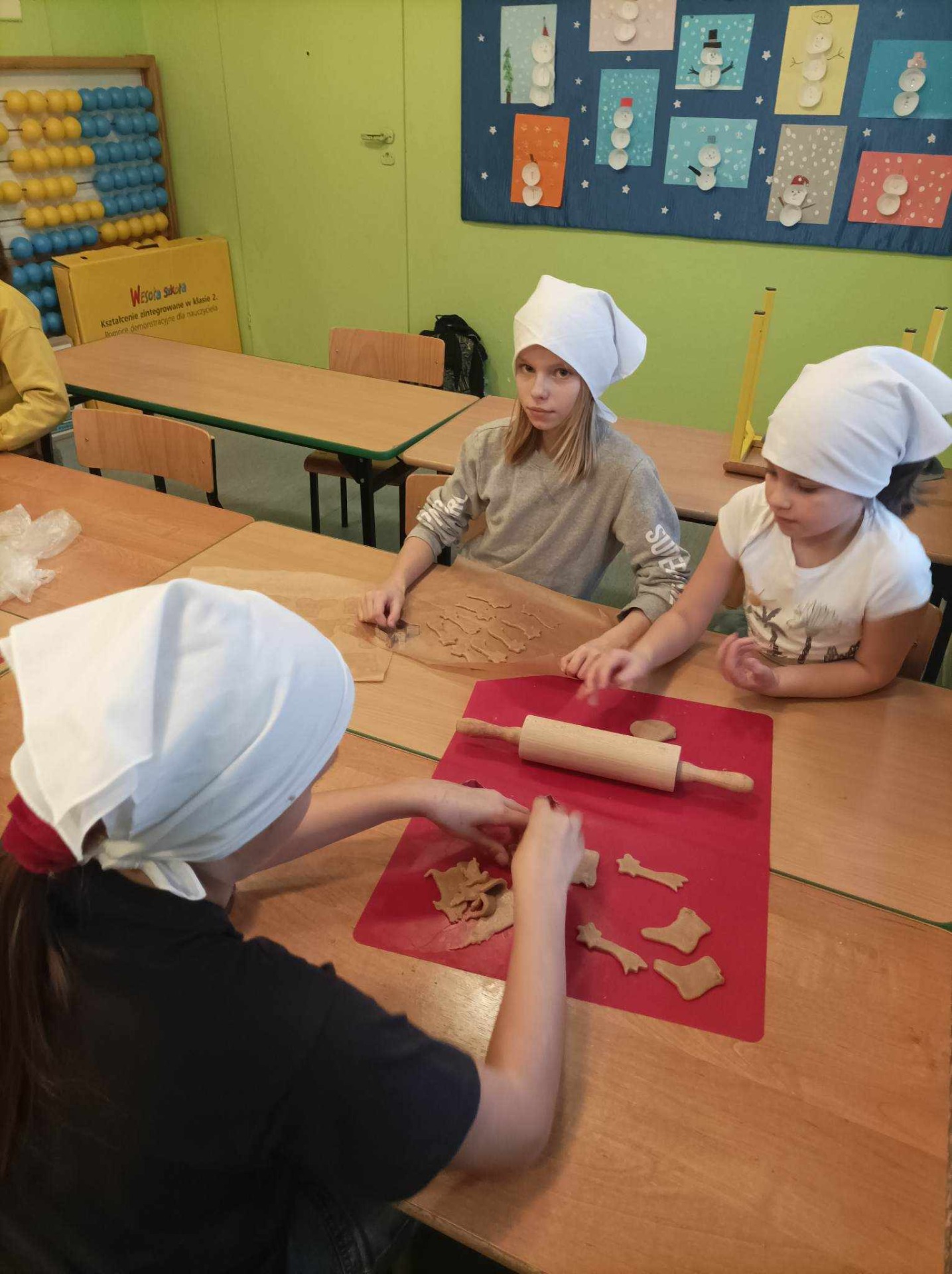 Uczniowie przygotowują pierniki w  czasie warsztatów kulinarnych.