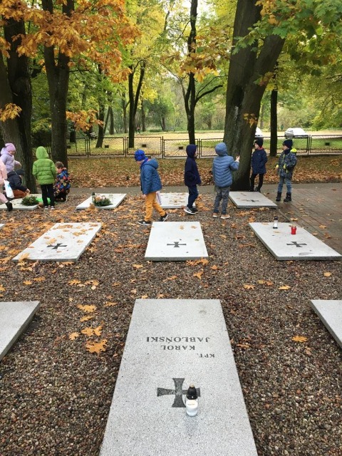 Uczniowie na Grobie Nieznanego Zołnierza.