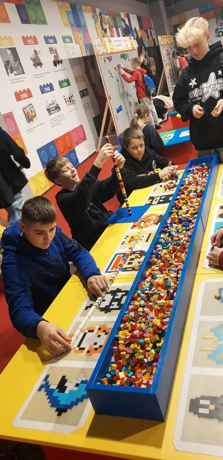 Uczniowie klas szóstych w strefie FUN Park. Wystawa budowli LEGO w Gdańsku, 6 grudnia 2023 r.
