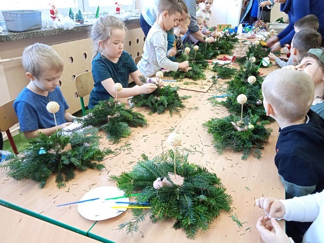 Dzieci z oddziału 0a wykonują świąteczne stroiki