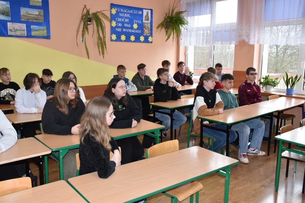 Grupa ósmoklasistów w sali lekcyjnej na spotkaniu z przedstawicielami Rubinka.