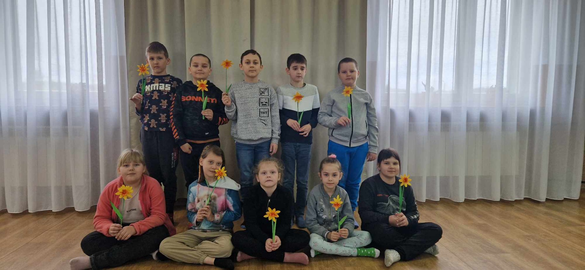 Uczniowie klas I – III wzięli udział w akcji „Żonkile”. - Obrazek 1