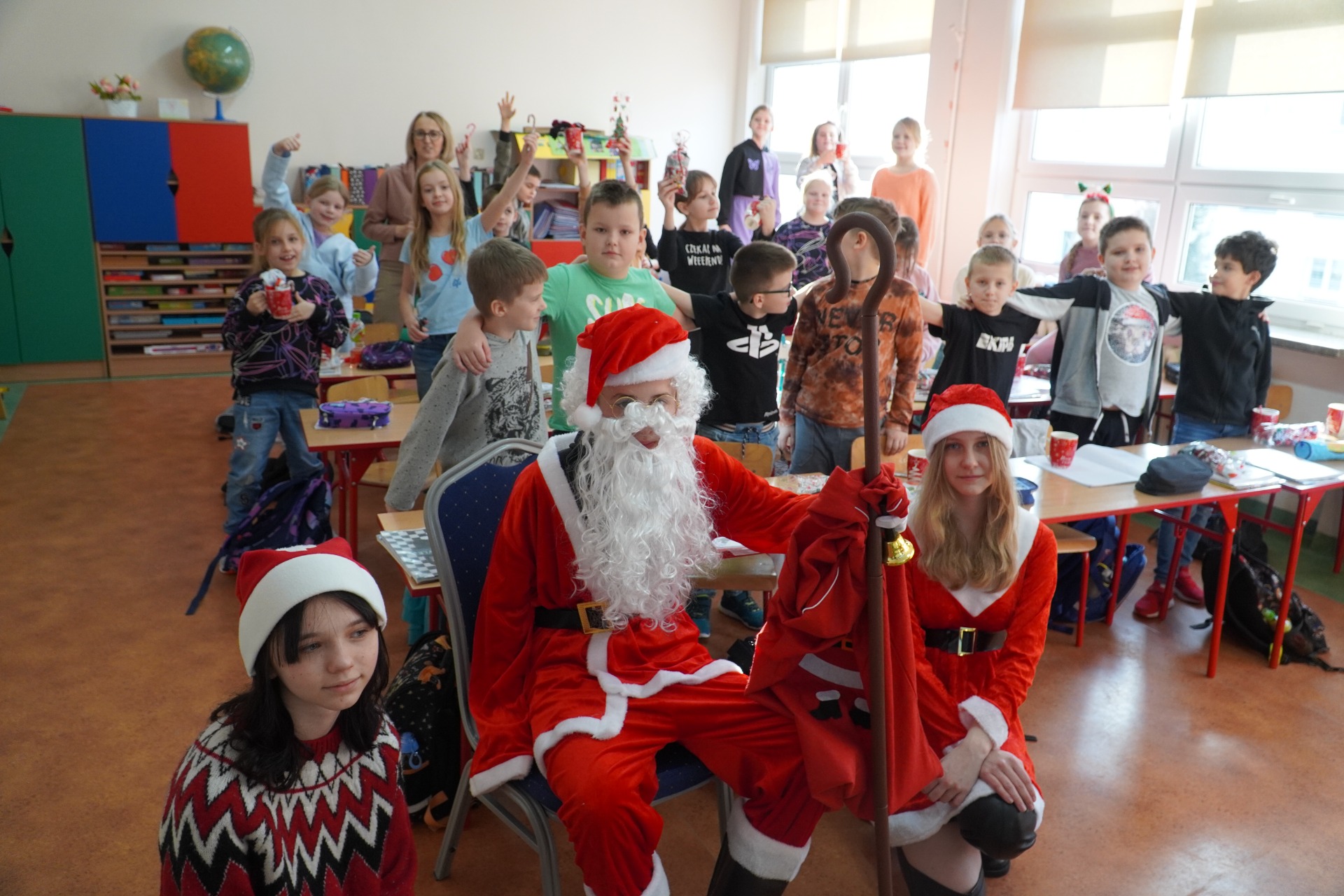 Święty Mikołaj odwiedza klasę pani Bożeny Janiec i wysłuchuje marzenia uczniów