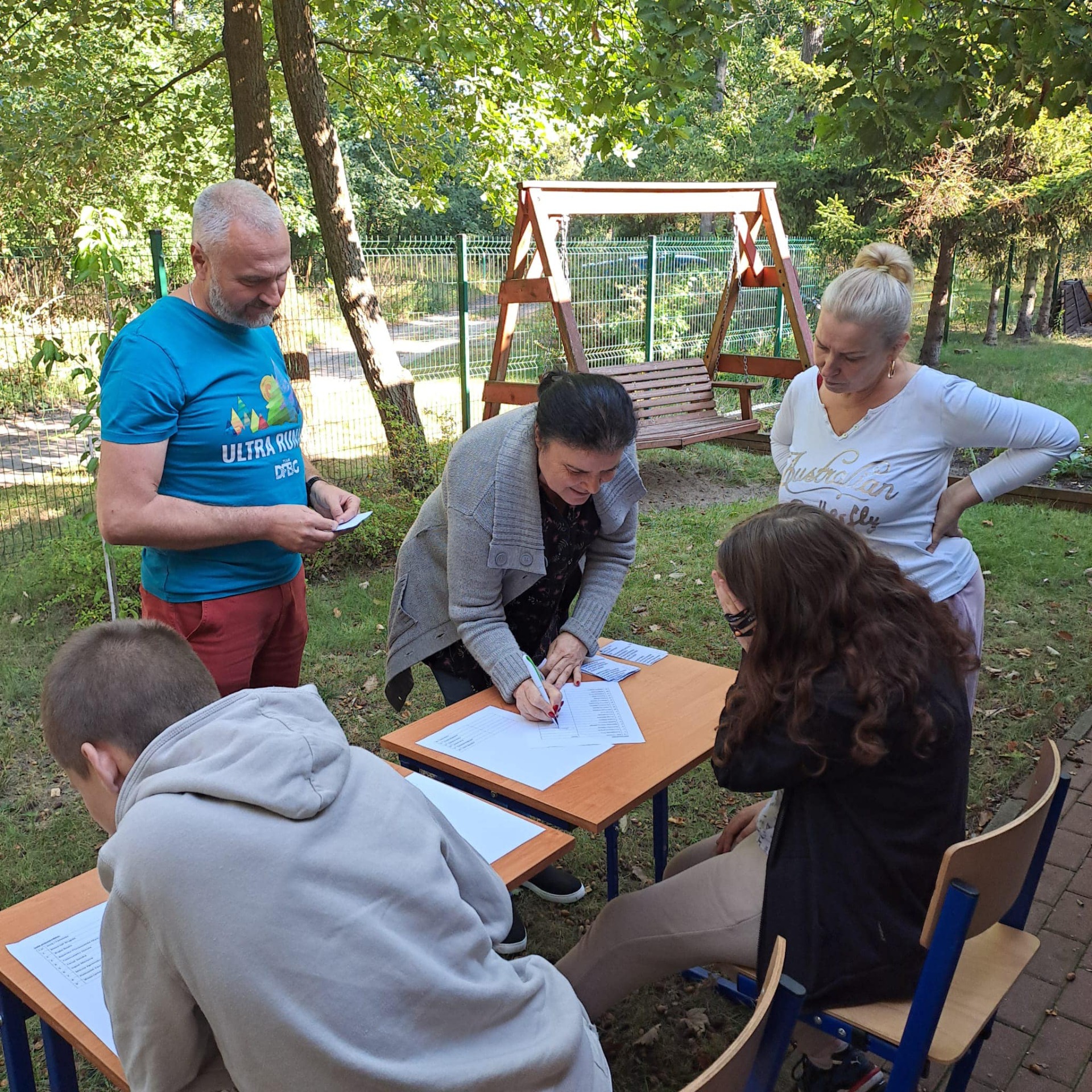 Głosowała cała społeczność szkolna- tutaj Pani Dyrektor Elżbieta oraz Pan Wicedyrektor Jerzy podczas podpisywania list potwierdzających ich udział w wyborach SU.