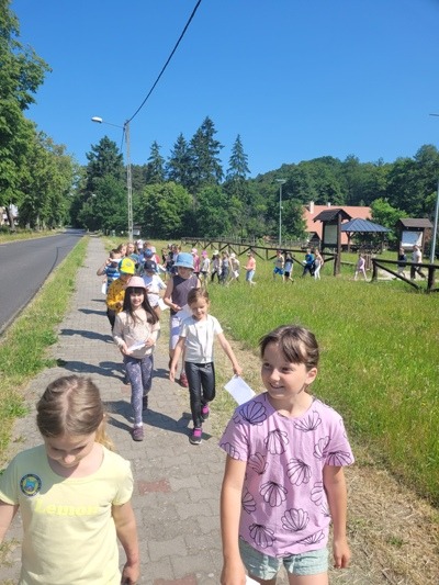 Dzieci idą chodnikiem