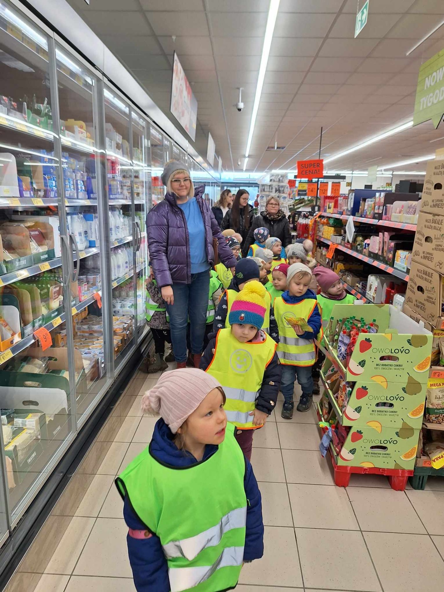 Przedszkolaki podczas wycieczki do sklepu 