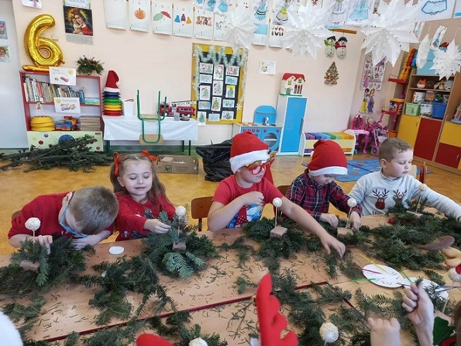 Dzieci z oddziału 0a wykonują świąteczne stroiki
