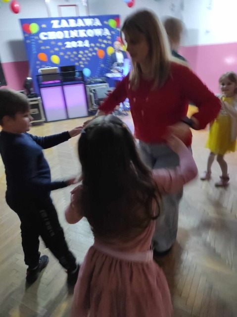 Uczniowie podczas zabawy tanecznej