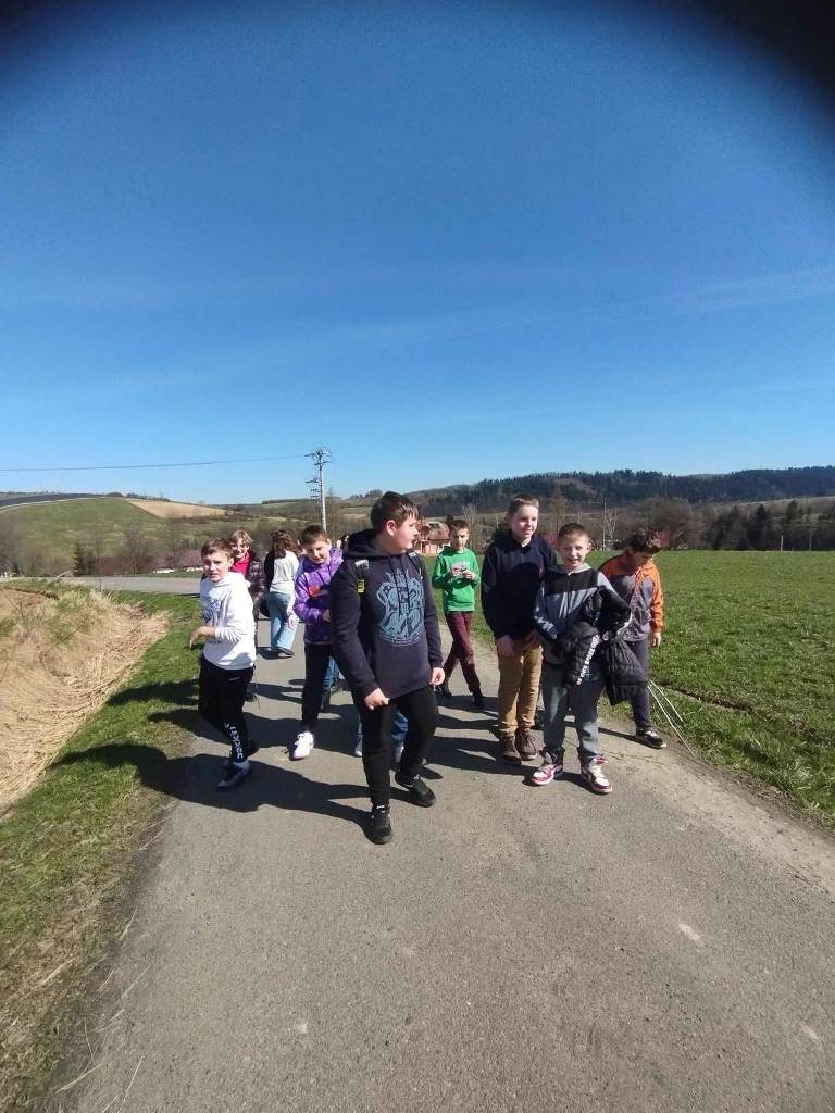 Uczniowie klasy szóstej podczas pierwszego wiosennego spaceru